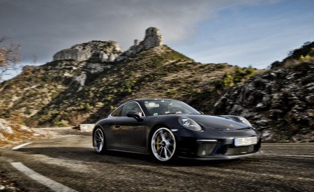 2018 Porsche 911 GT3 with Touring Package Front Three-Quarter Wallpapers 450x275 (73)