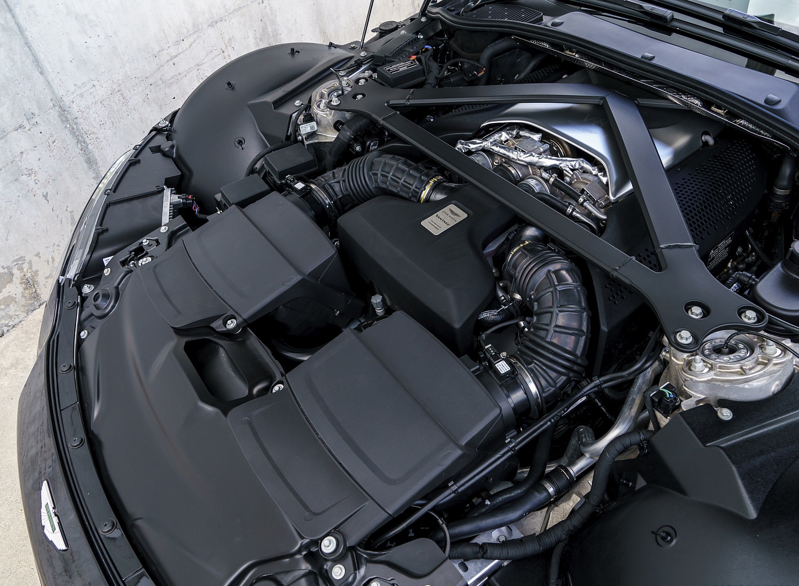 2019 Aston Martin Vantage (Onyx Black) Engine Wallpapers #108 of 125