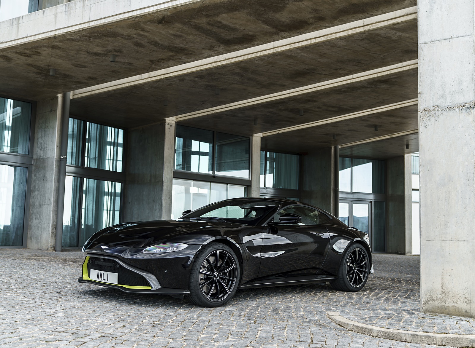 2019 Aston Martin Vantage (Onyx Black) Front Three-Quarter Wallpapers #77 of 125