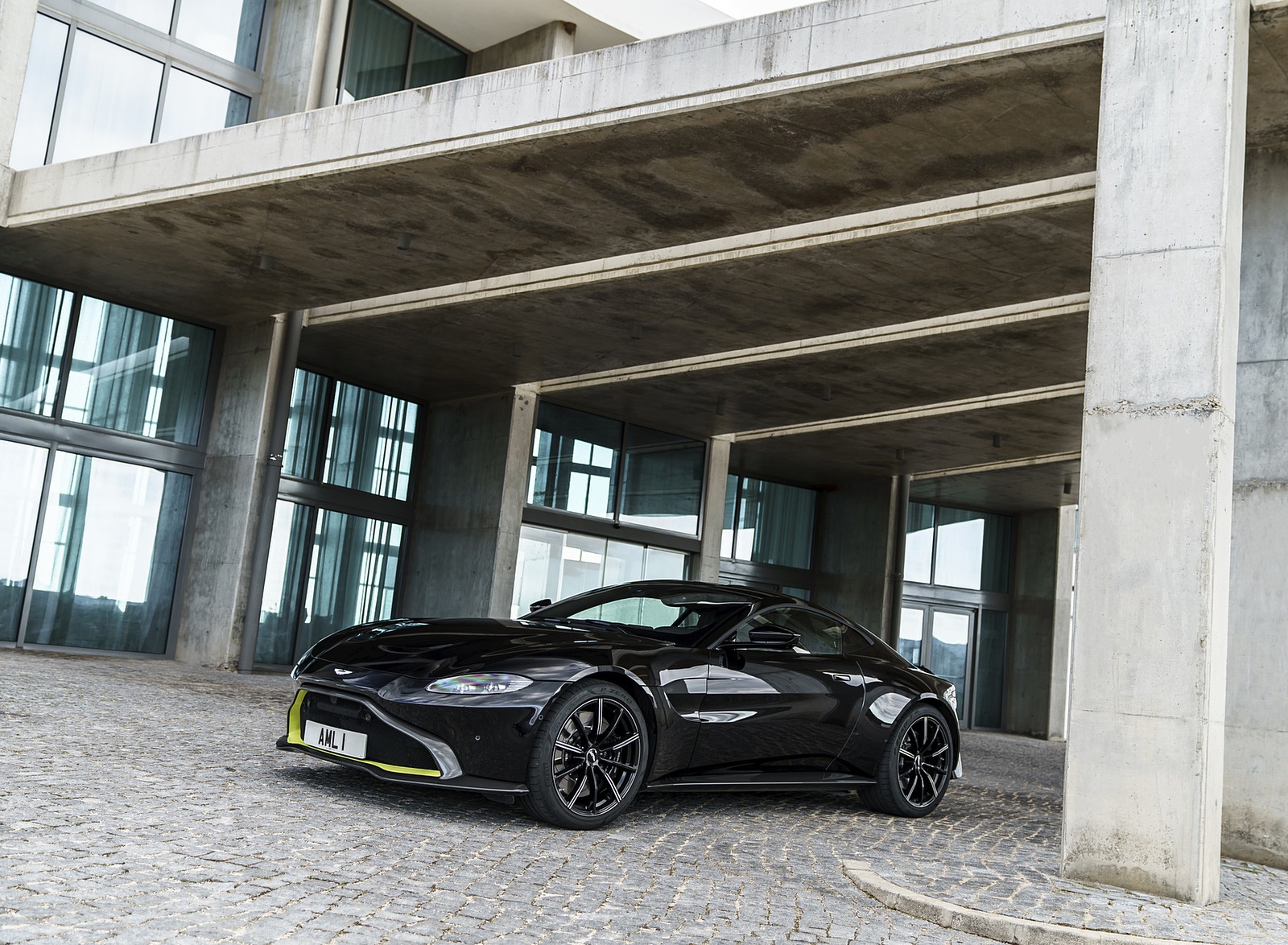 2019 Aston Martin Vantage (Onyx Black) Front Three-Quarter Wallpapers #78 of 125