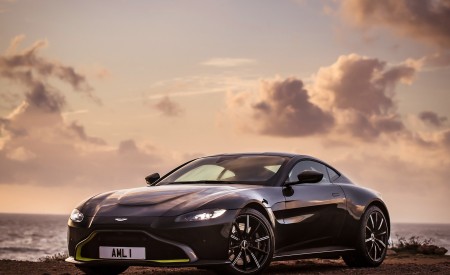 2019 Aston Martin Vantage (Onyx Black) Front Three-Quarter Wallpapers 450x275 (65)