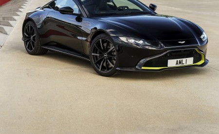 2019 Aston Martin Vantage (Onyx Black) Front Three-Quarter Wallpapers 450x275 (79)