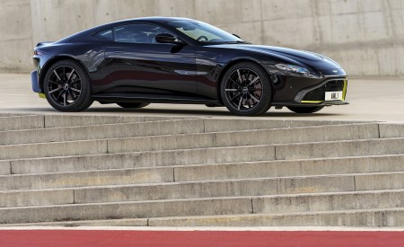 2019 Aston Martin Vantage (Onyx Black) Front Three-Quarter Wallpapers 450x275 (88)