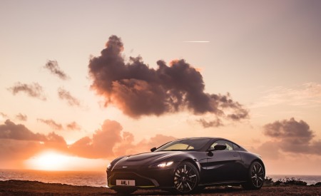 2019 Aston Martin Vantage (Onyx Black) Front Three-Quarter Wallpapers 450x275 (67)