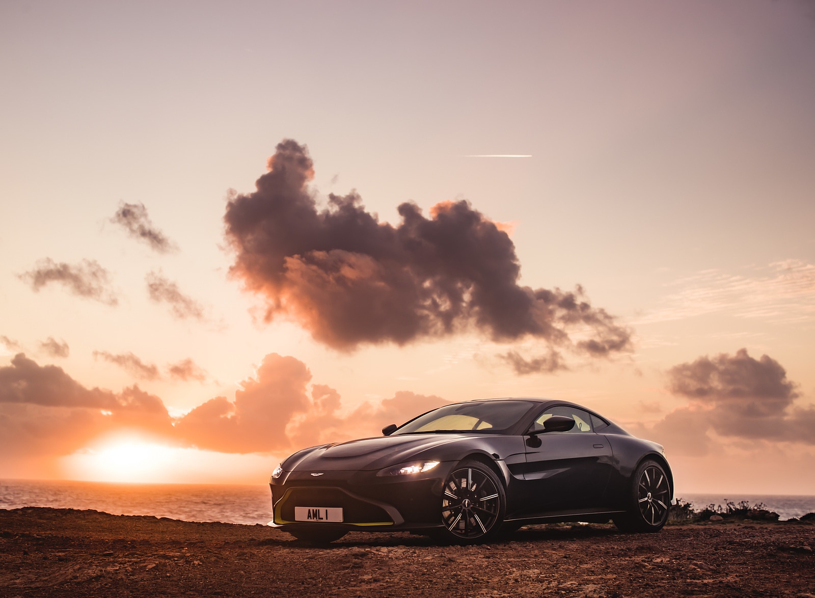 2019 Aston Martin Vantage (Onyx Black) Front Three-Quarter Wallpapers #67 of 125