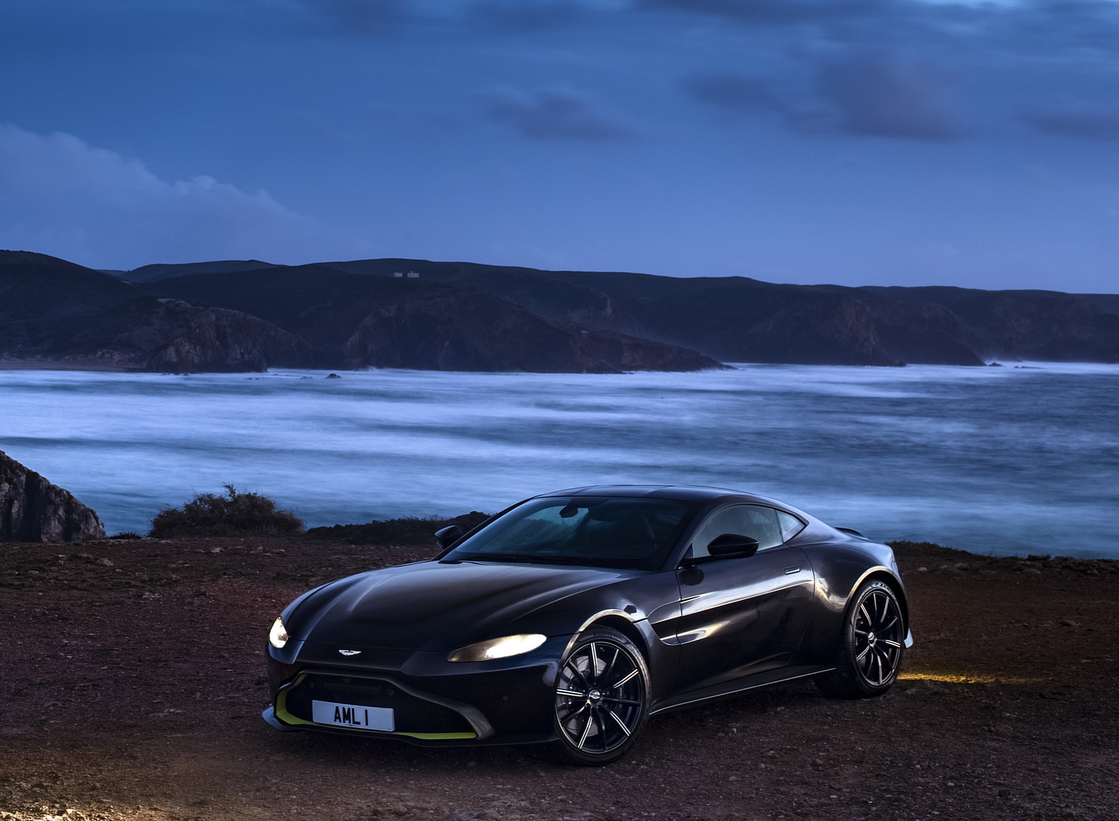 Астон Мартин Vantage синий