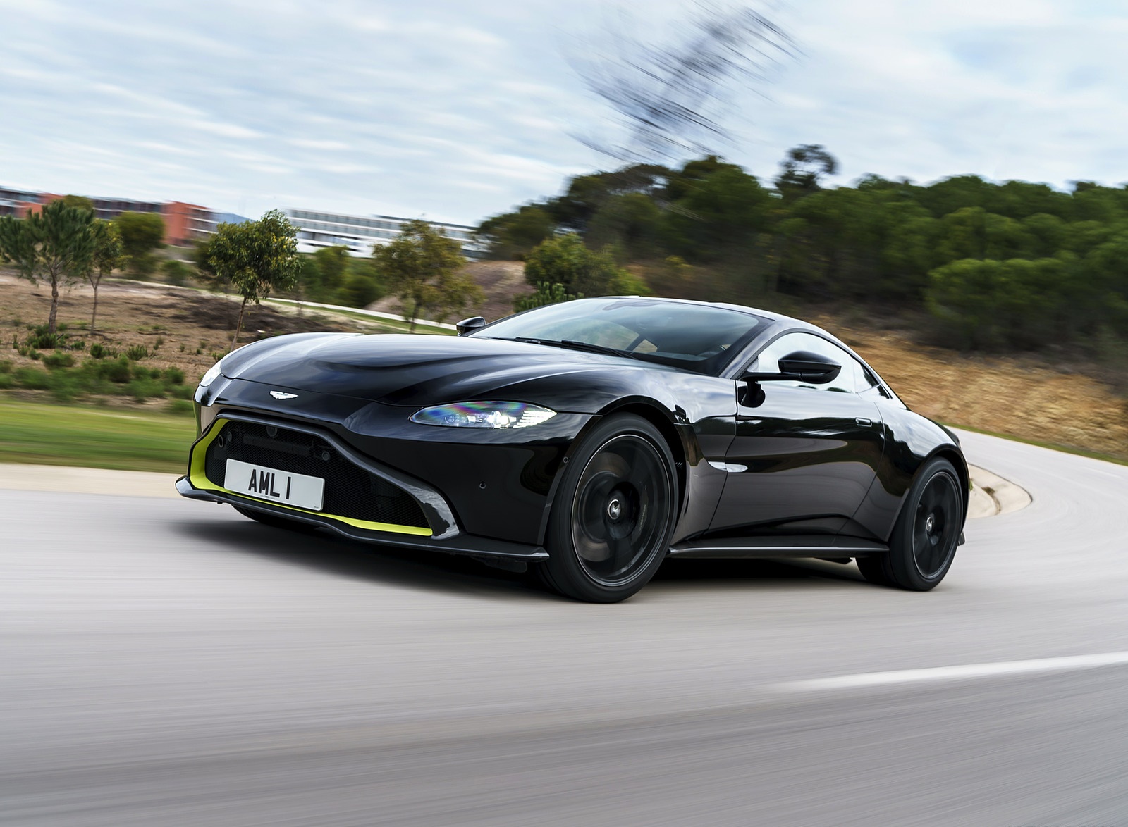 2019 Aston Martin Vantage (Onyx Black) Front Three-Quarter Wallpapers #50 of 125