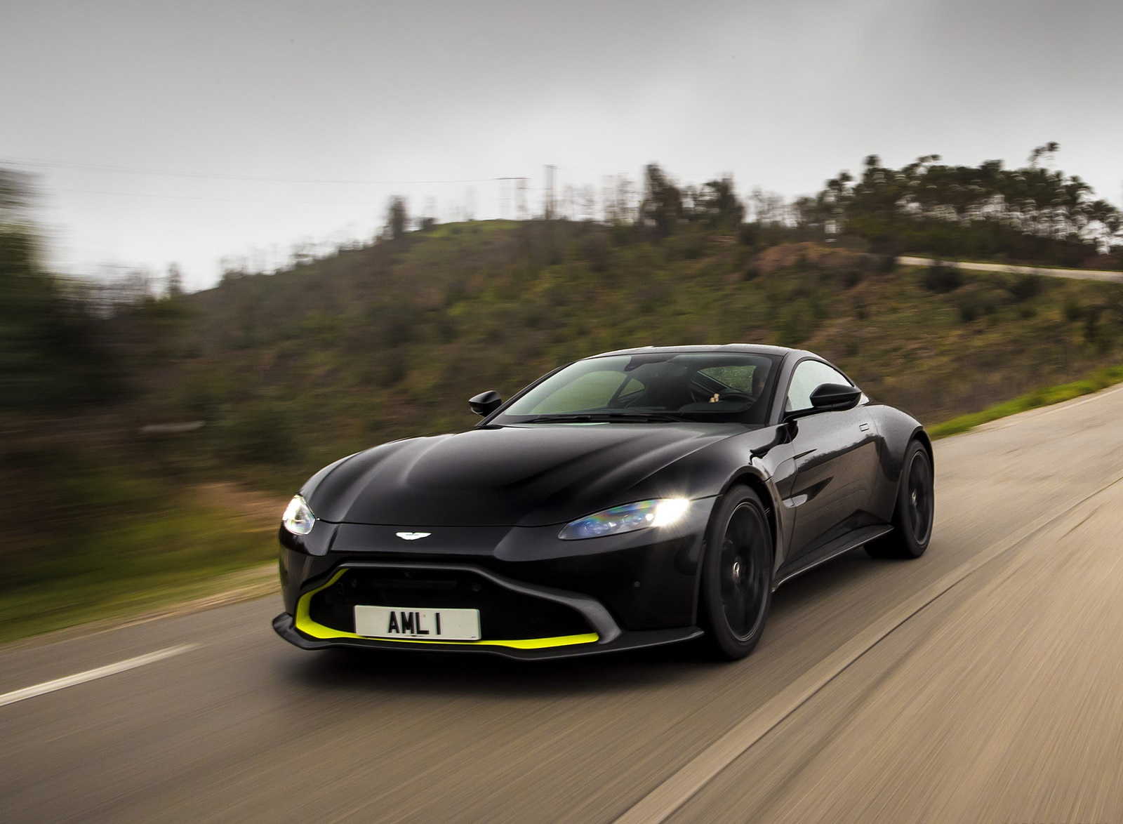 2019 Aston Martin Vantage (Onyx Black) Front Three-Quarter Wallpapers #14 of 125