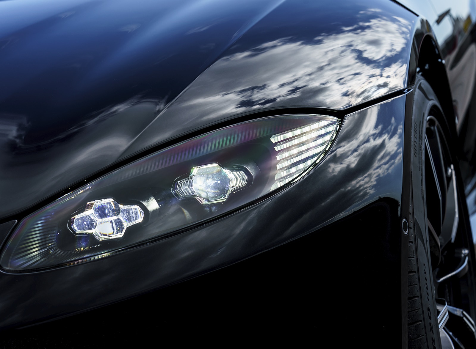 2019 Aston Martin Vantage (Onyx Black) Headlight Wallpapers #104 of 125