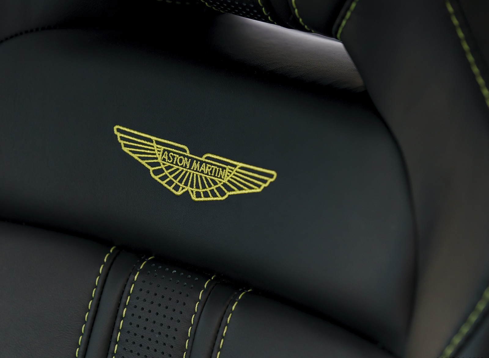 2019 Aston Martin Vantage (Onyx Black) Interior Detail Wallpapers #123 of 125