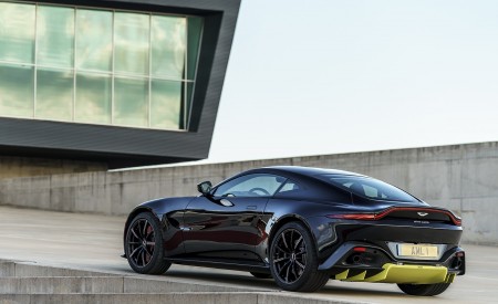 2019 Aston Martin Vantage (Onyx Black) Rear Three-Quarter Wallpapers 450x275 (94)