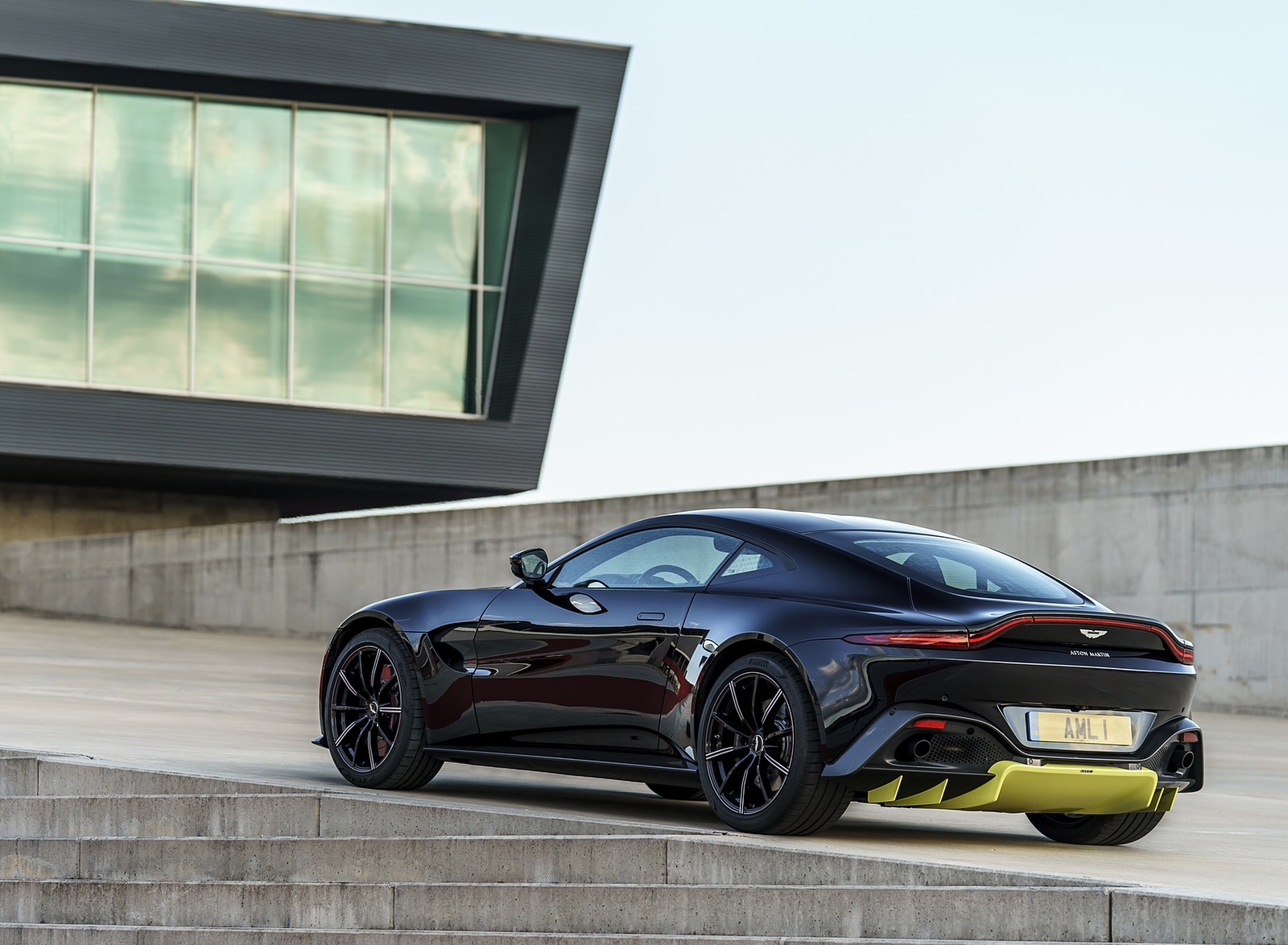 2019 Aston Martin Vantage (Onyx Black) Rear Three-Quarter Wallpapers #94 of 125