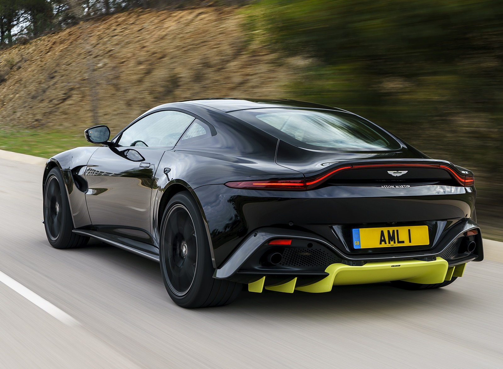 2019 Aston Martin Vantage (Onyx Black) Rear Three-Quarter Wallpapers #53 of 125