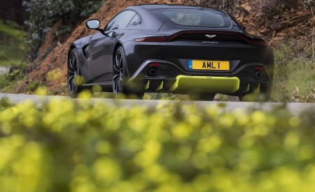 2019 Aston Martin Vantage (Onyx Black) Rear Three-Quarter Wallpapers 450x275 (19)