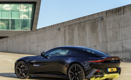 2019 Aston Martin Vantage (Onyx Black) Rear Three-Quarter Wallpapers 450x275 (95)