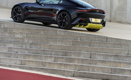 2019 Aston Martin Vantage (Onyx Black) Rear Three-Quarter Wallpapers 450x275 (96)