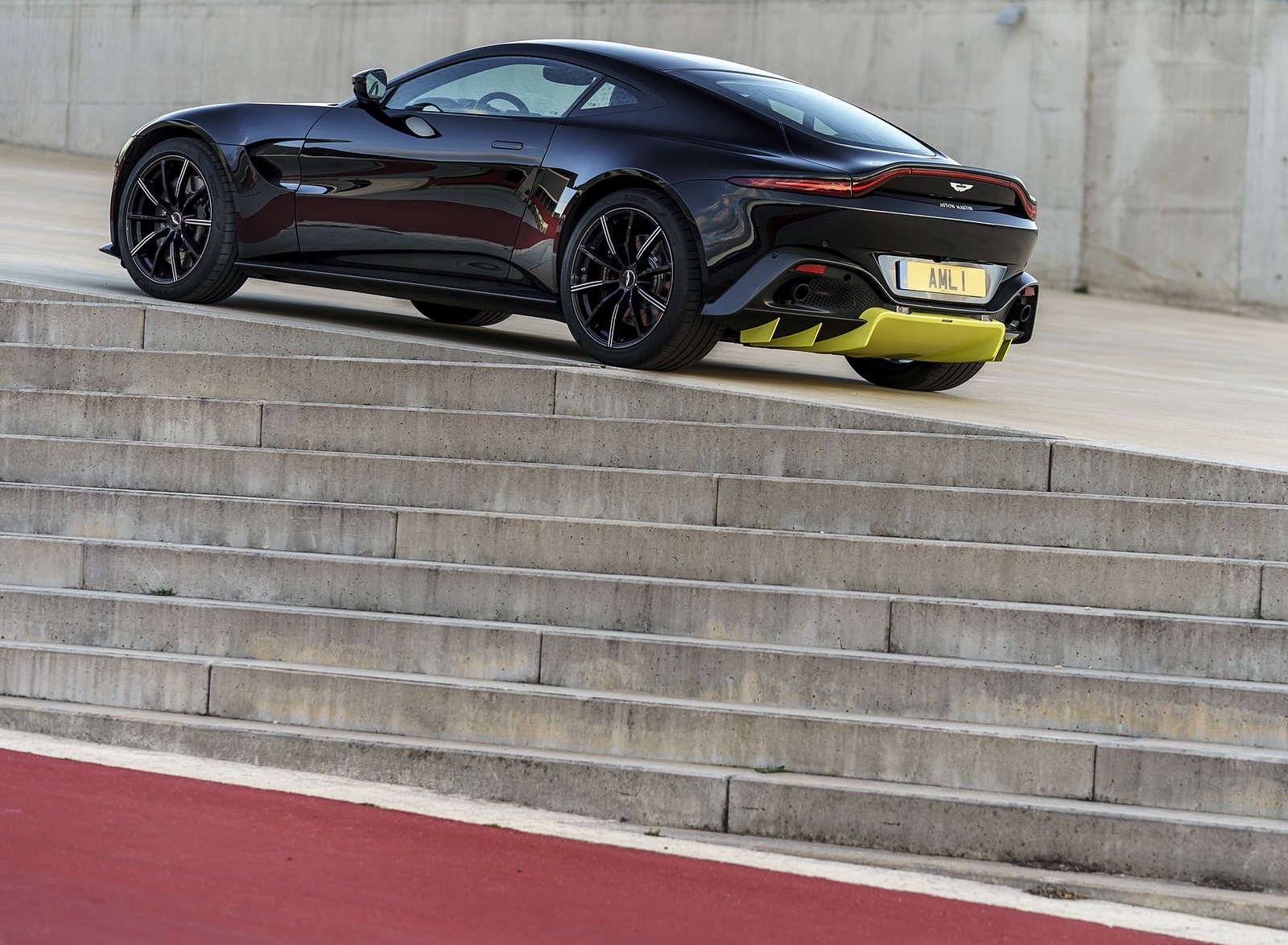 2019 Aston Martin Vantage (Onyx Black) Rear Three-Quarter Wallpapers #96 of 125