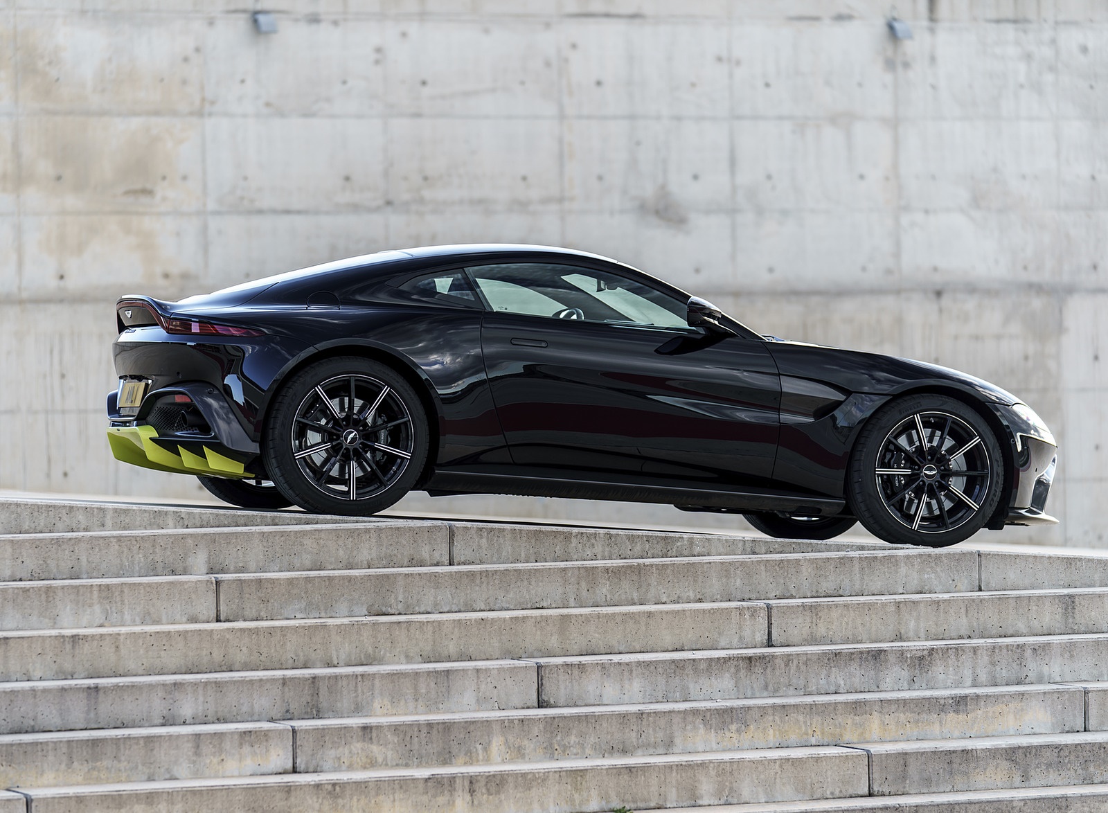 2019 Aston Martin Vantage (Onyx Black) Side Wallpapers #82 of 125