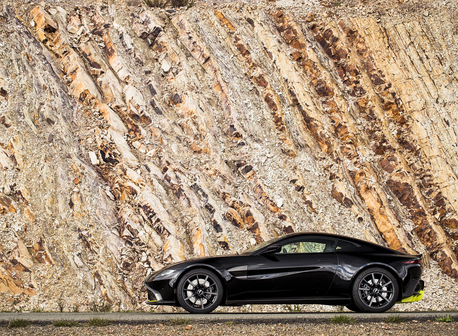 2019 Aston Martin Vantage (Onyx Black) Side Wallpapers #74 of 125