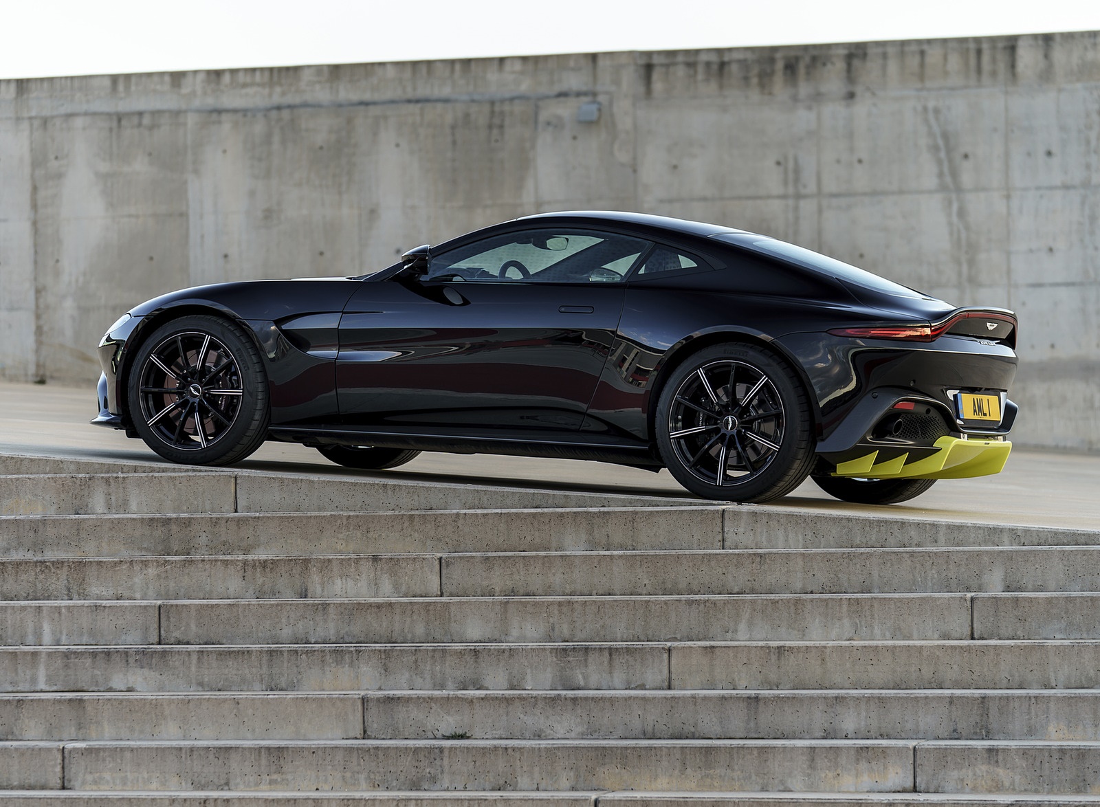 2019 Aston Martin Vantage (Onyx Black) Side Wallpapers #83 of 125