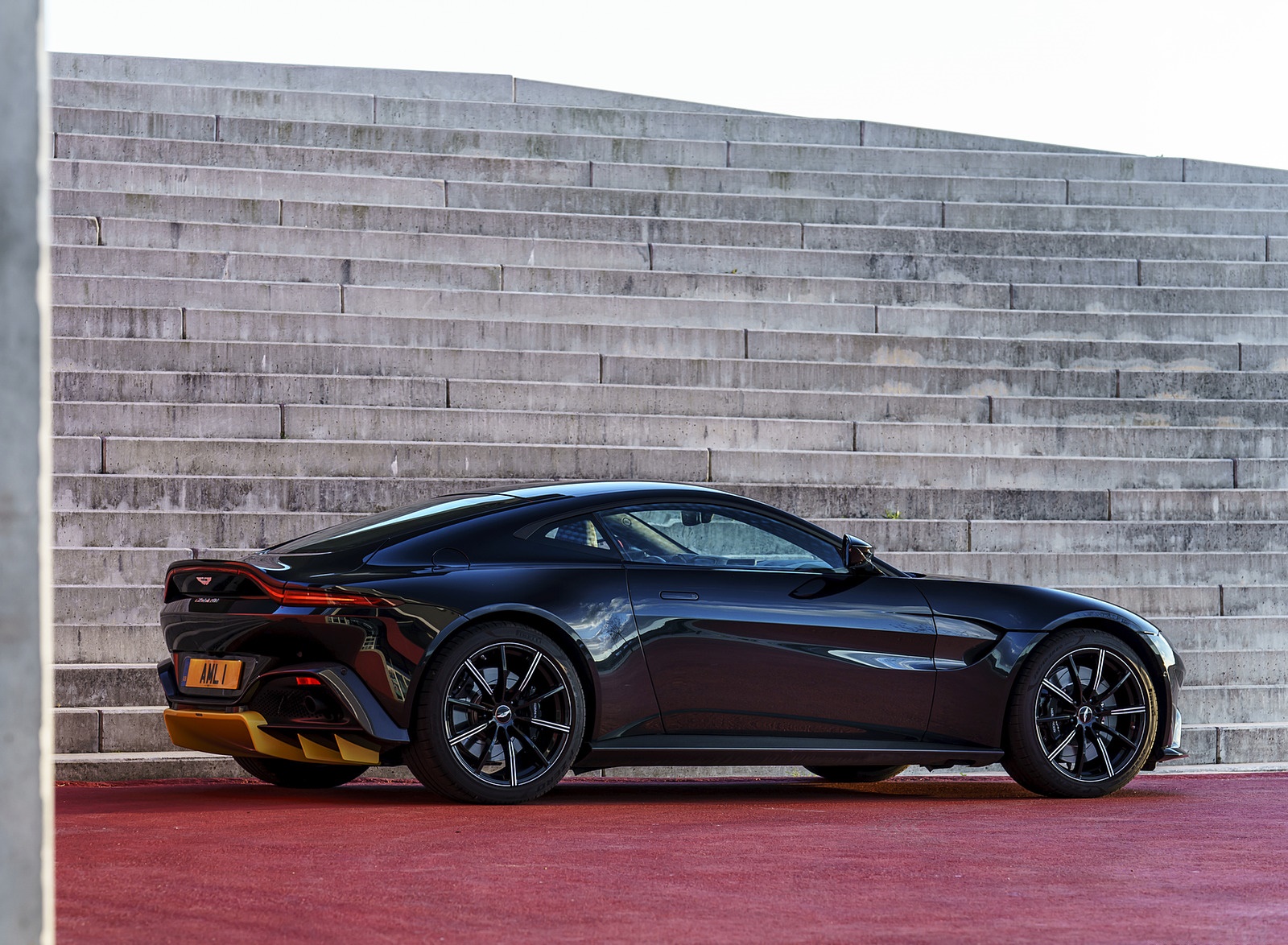 2019 Aston Martin Vantage (Onyx Black) Side Wallpapers #84 of 125
