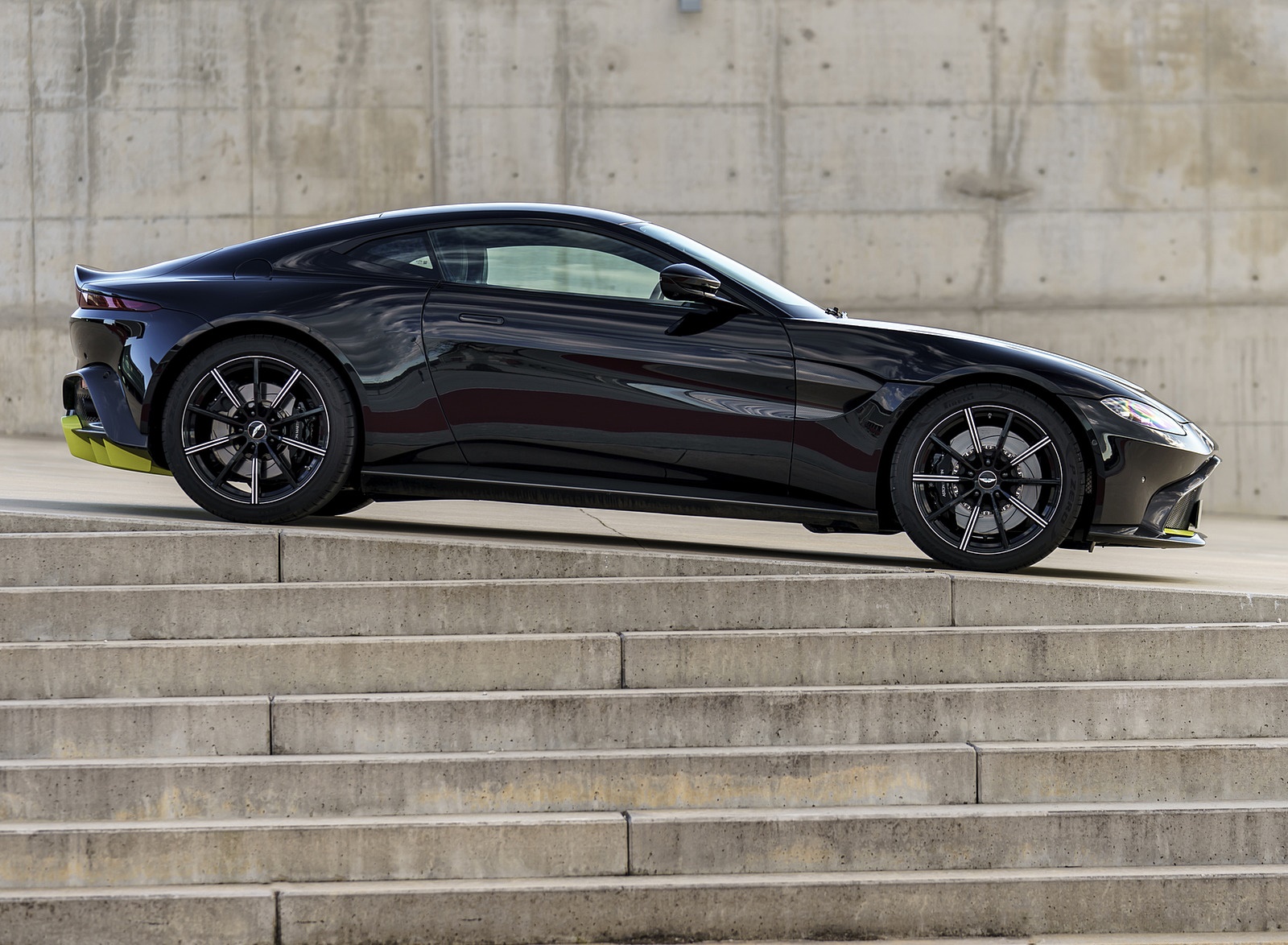 2019 Aston Martin Vantage (Onyx Black) Side Wallpapers #86 of 125