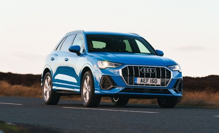 2019 Audi Q3 35 TFSI (UK-Spec) Front Three-Quarter Wallpapers 450x275 (4)