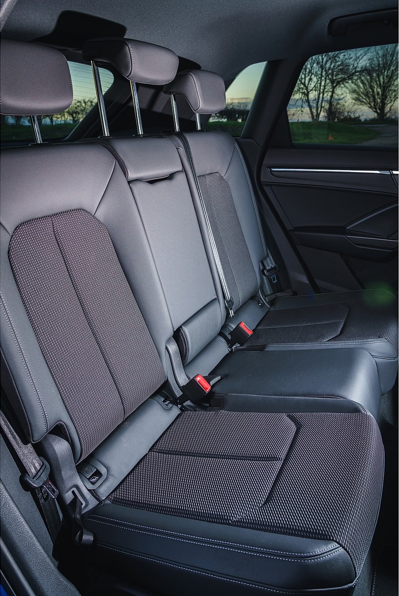 2019 Audi Q3 35 TFSI (UK-Spec) Interior Rear Seats Wallpapers #98 of 102