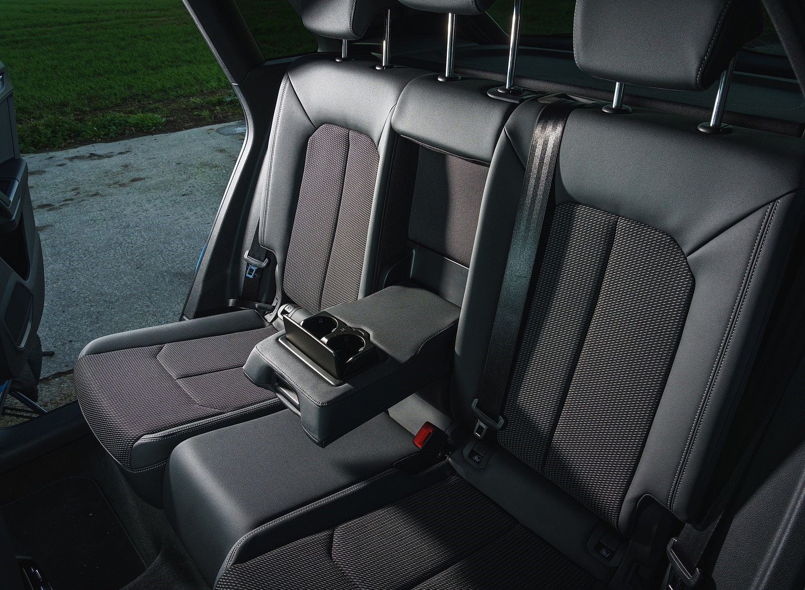 2019 Audi Q3 35 TFSI (UK-Spec) Interior Rear Seats Wallpapers #97 of 102