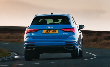 2019 Audi Q3 35 TFSI (UK-Spec) Rear Wallpapers 450x275 (65)