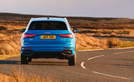 2019 Audi Q3 35 TFSI (UK-Spec) Rear Wallpapers 450x275 (36)