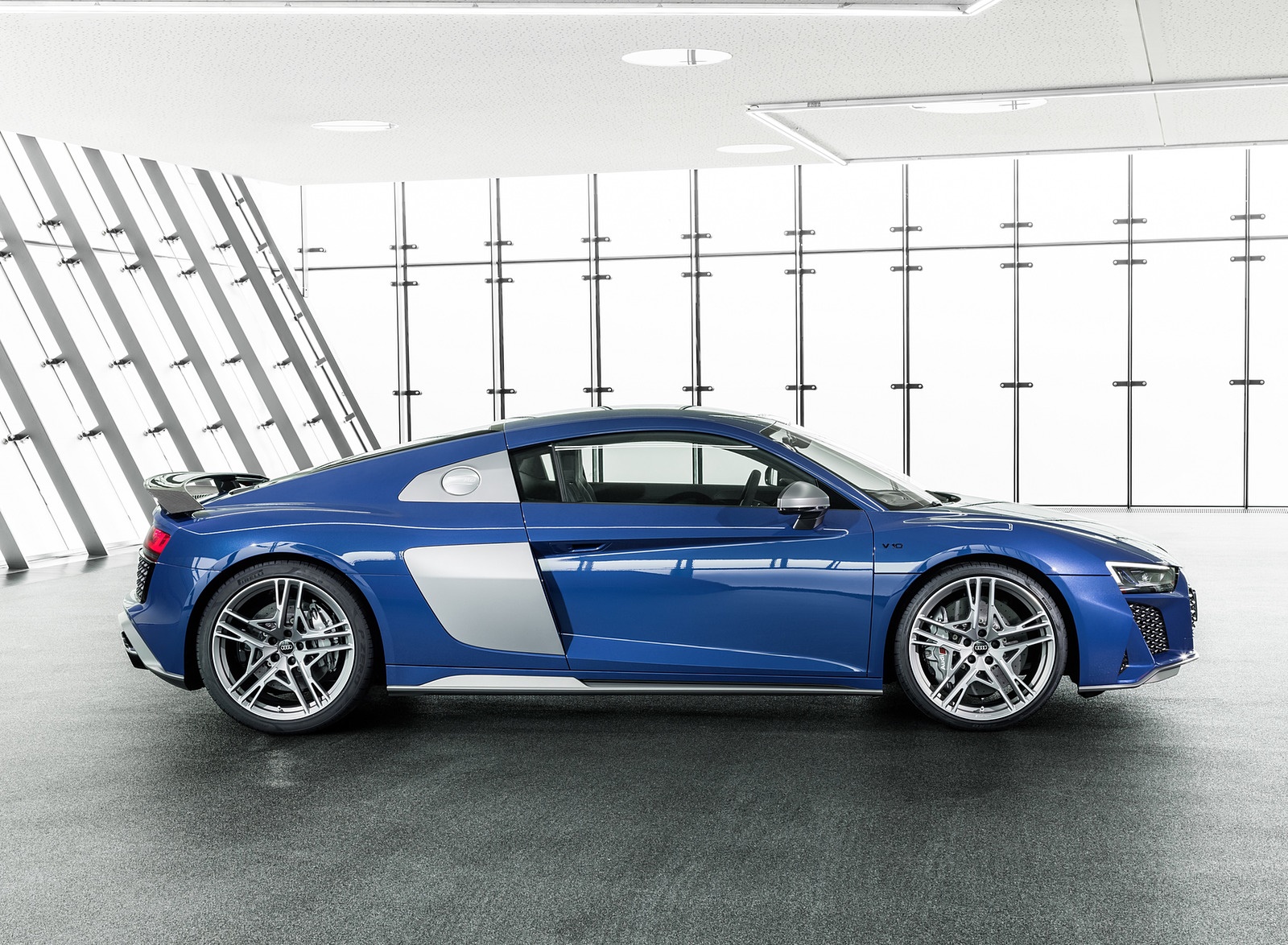 2019 Audi R8 (Color: Ascari Blue Metallic) Side Wallpapers #42 of 59
