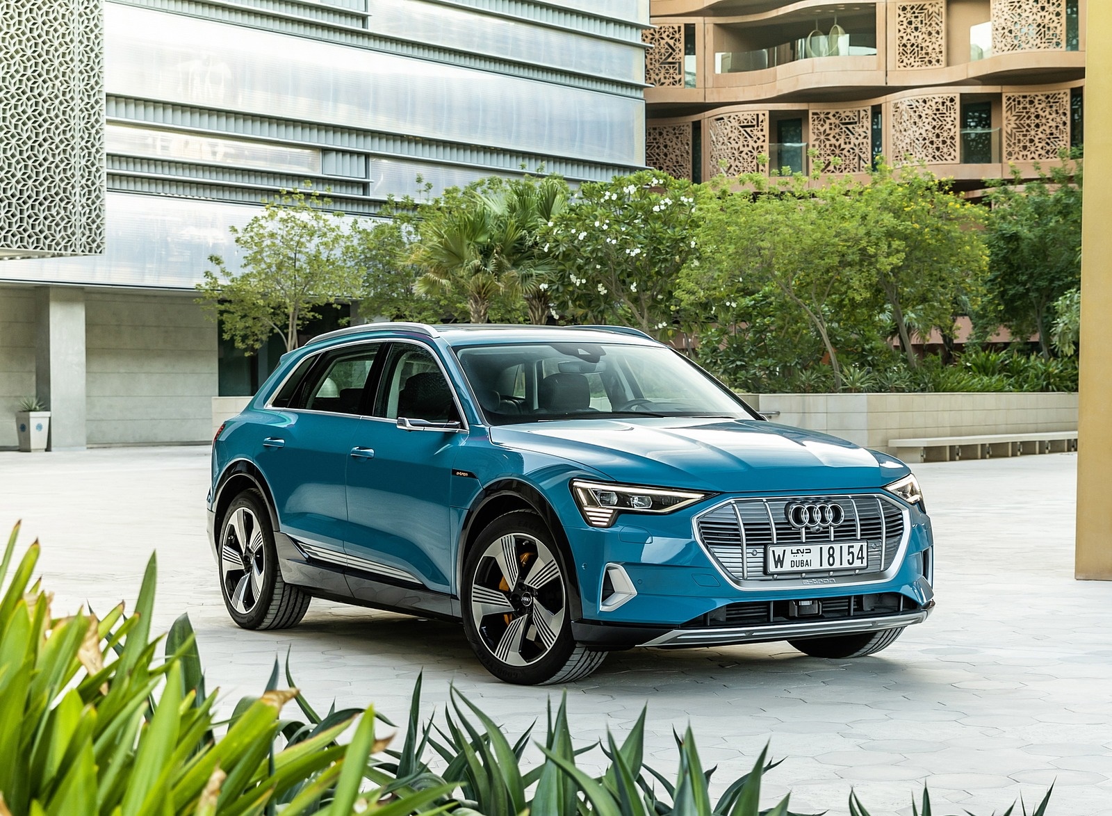 2019 Audi e-tron (Color: Antigua Blue) Front Three-Quarter Wallpapers #104 of 234