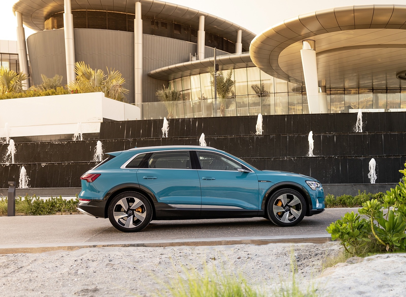 2019 Audi e-tron (Color: Antigua Blue) Side Wallpapers #113 of 234