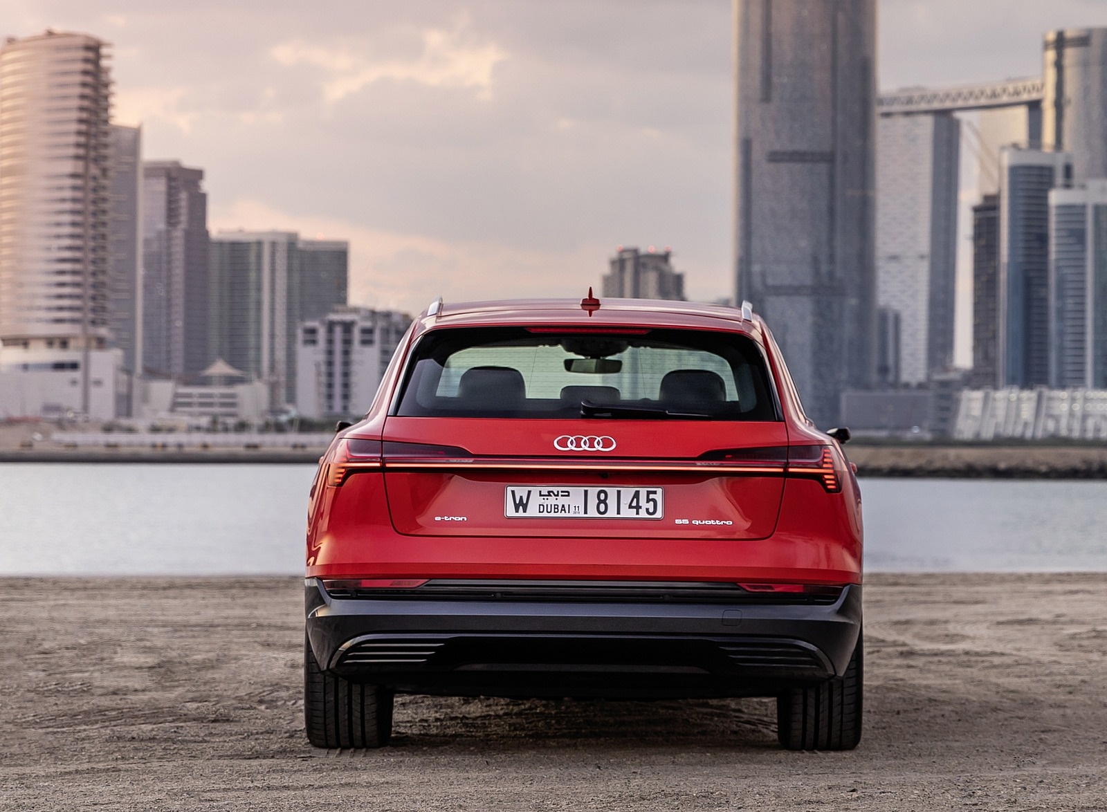 Audi e tron вид спереди