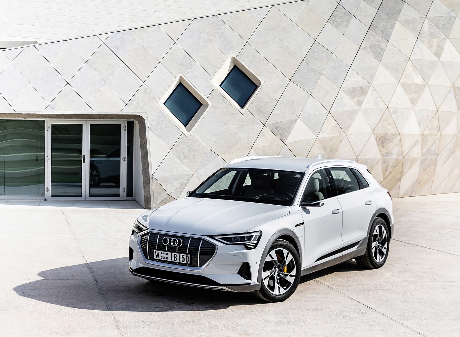 2019 Audi e-tron (Color: Glacier White) Front Three-Quarter Wallpapers #214 of 234