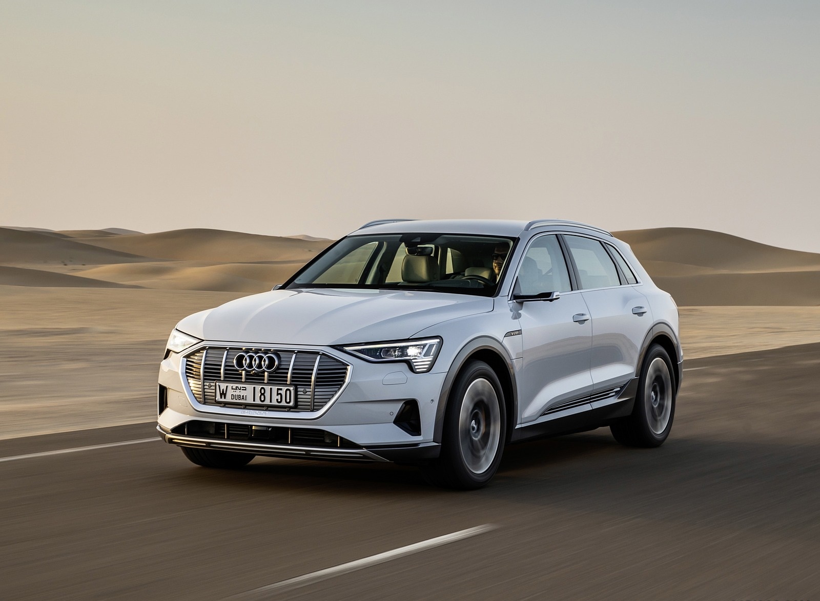 2019 Audi e-tron (Color: Glacier White) Front Three-Quarter Wallpapers #197 of 234