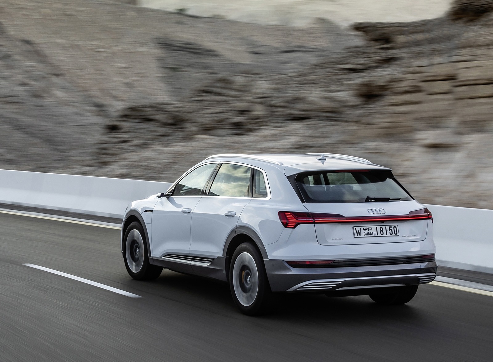 Audi e tron вид спереди