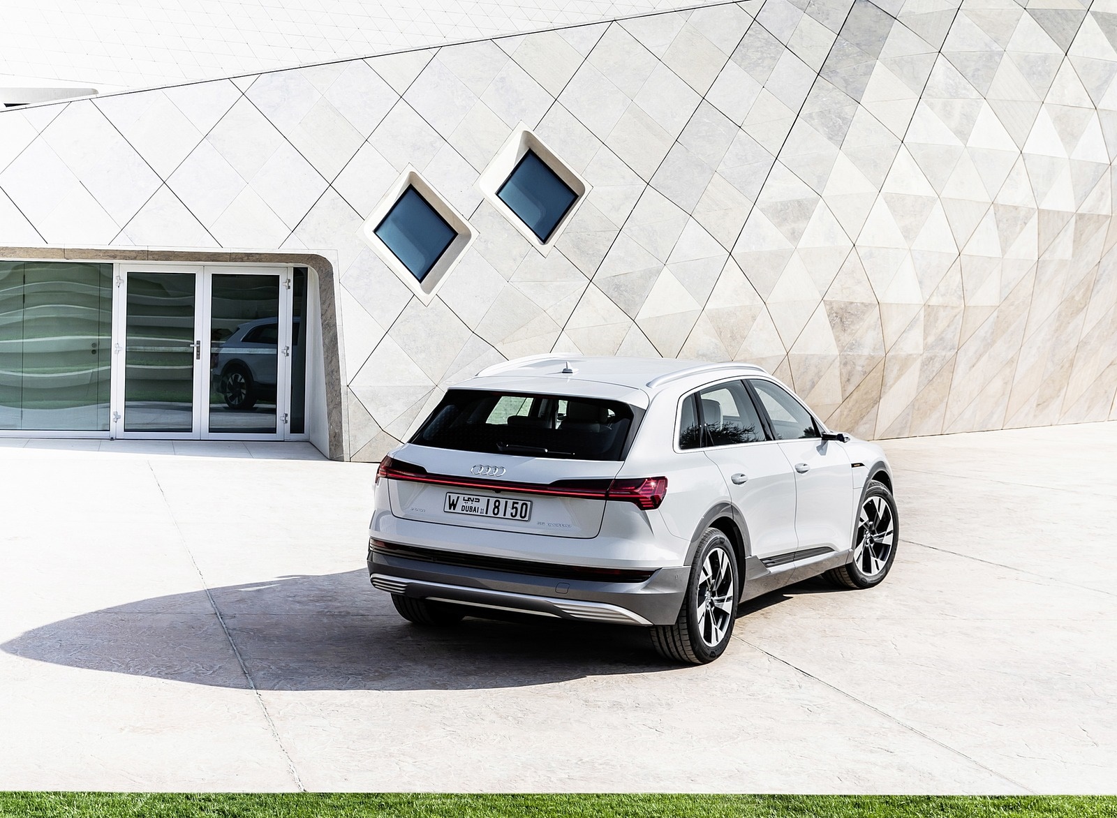 2019 Audi e-tron (Color: Glacier White) Rear Wallpapers #219 of 234