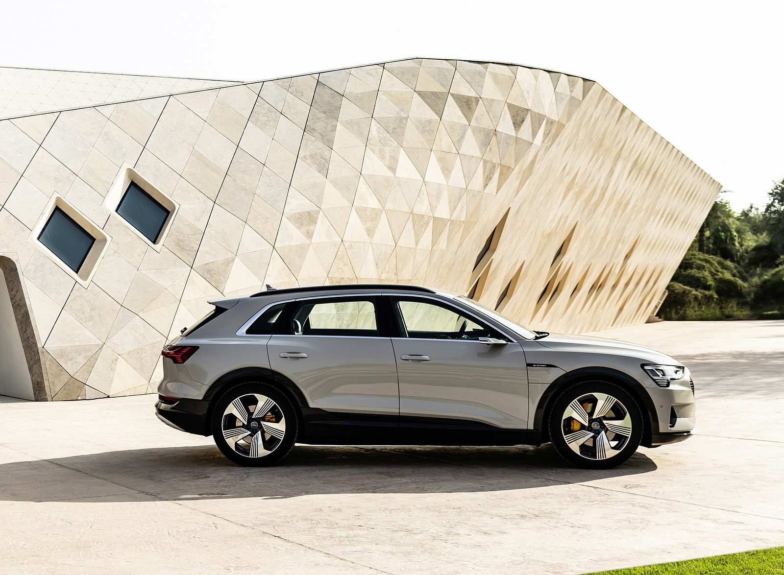2019 Audi e-tron (Color: Siam Beige) Side Wallpapers #185 of 234