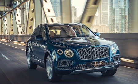 2019 Bentley Bentayga Plug-in Hybrid Front Three-Quarter Wallpapers 450x275 (2)