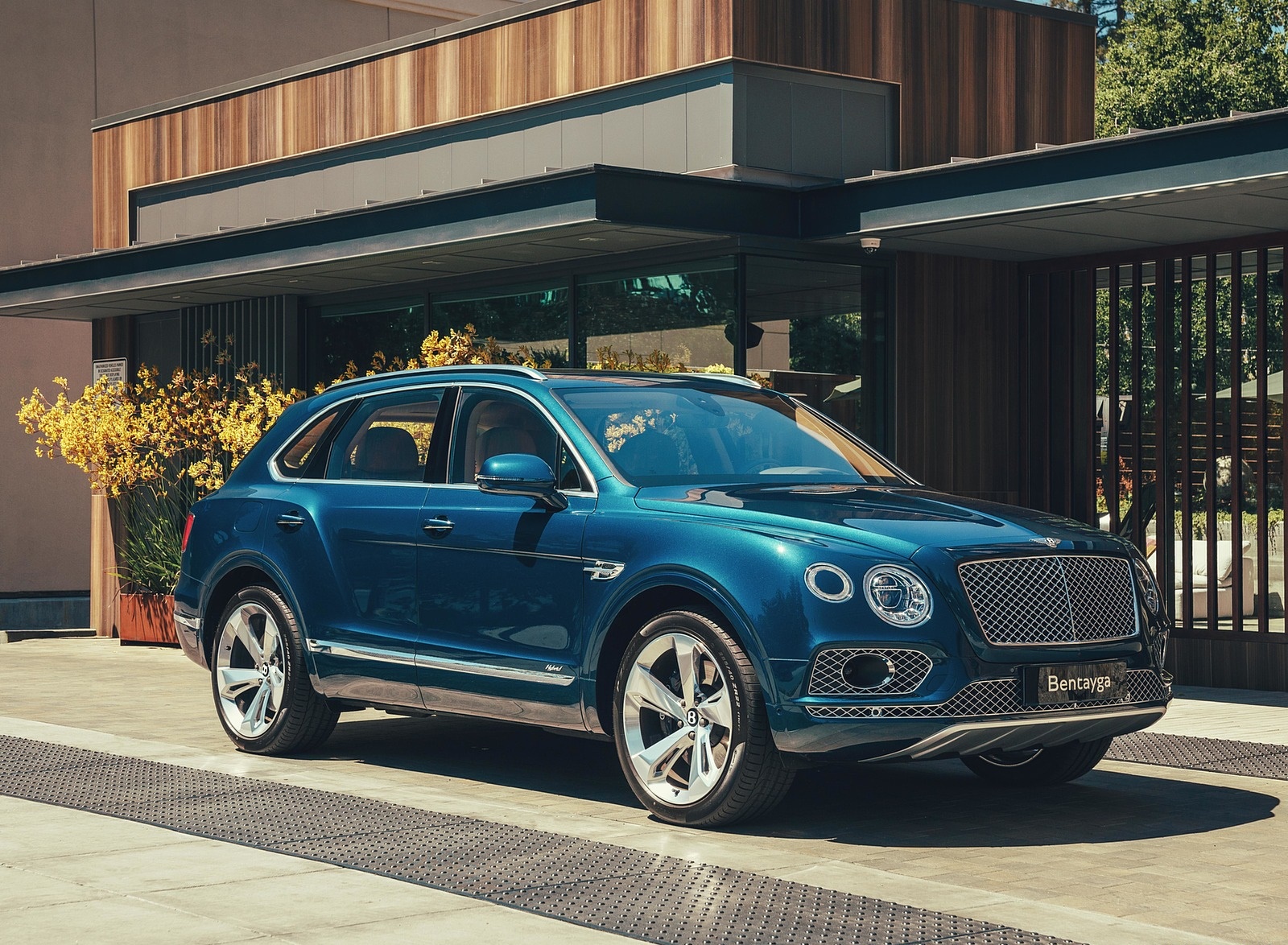 2019 Bentley Bentayga Plug-in Hybrid Front Three-Quarter Wallpapers #7 of 54