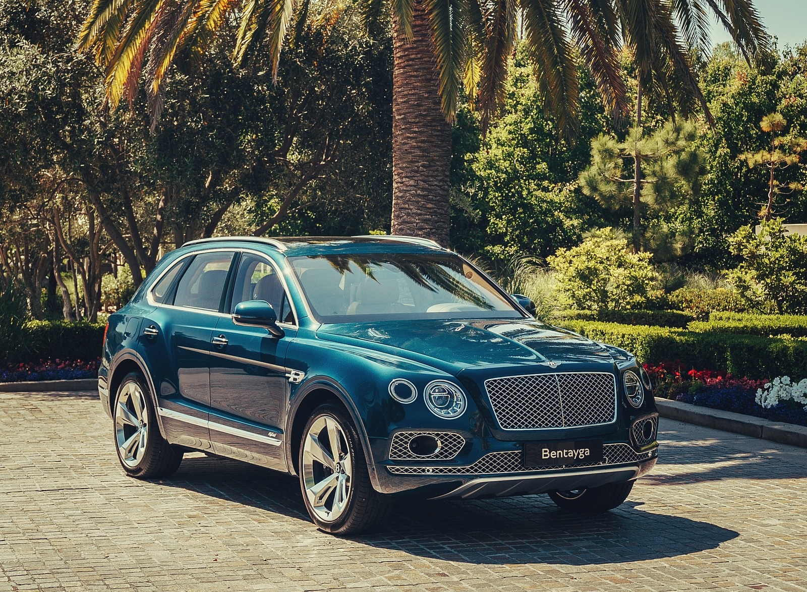 2019 Bentley Bentayga Plug-in Hybrid Front Three-Quarter Wallpapers #9 of 54