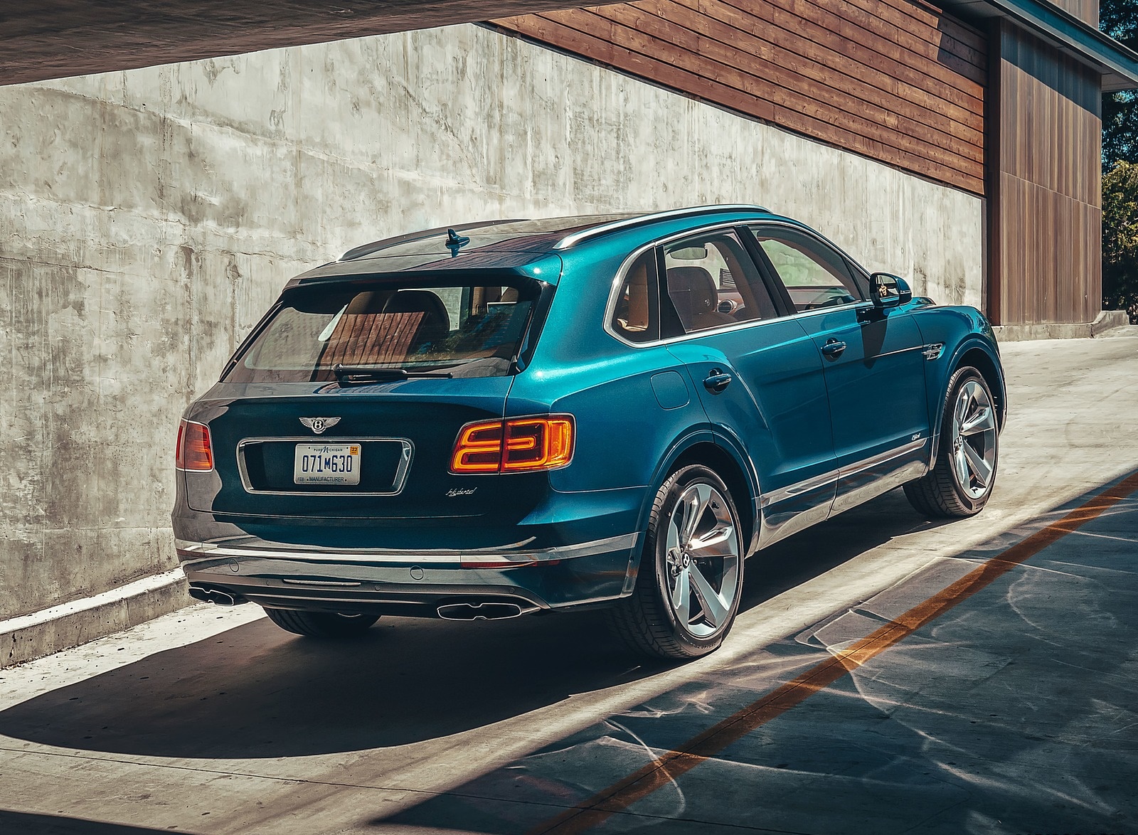 2019 Bentley Bentayga Plug-in Hybrid Rear Three-Quarter Wallpapers #10 of 54