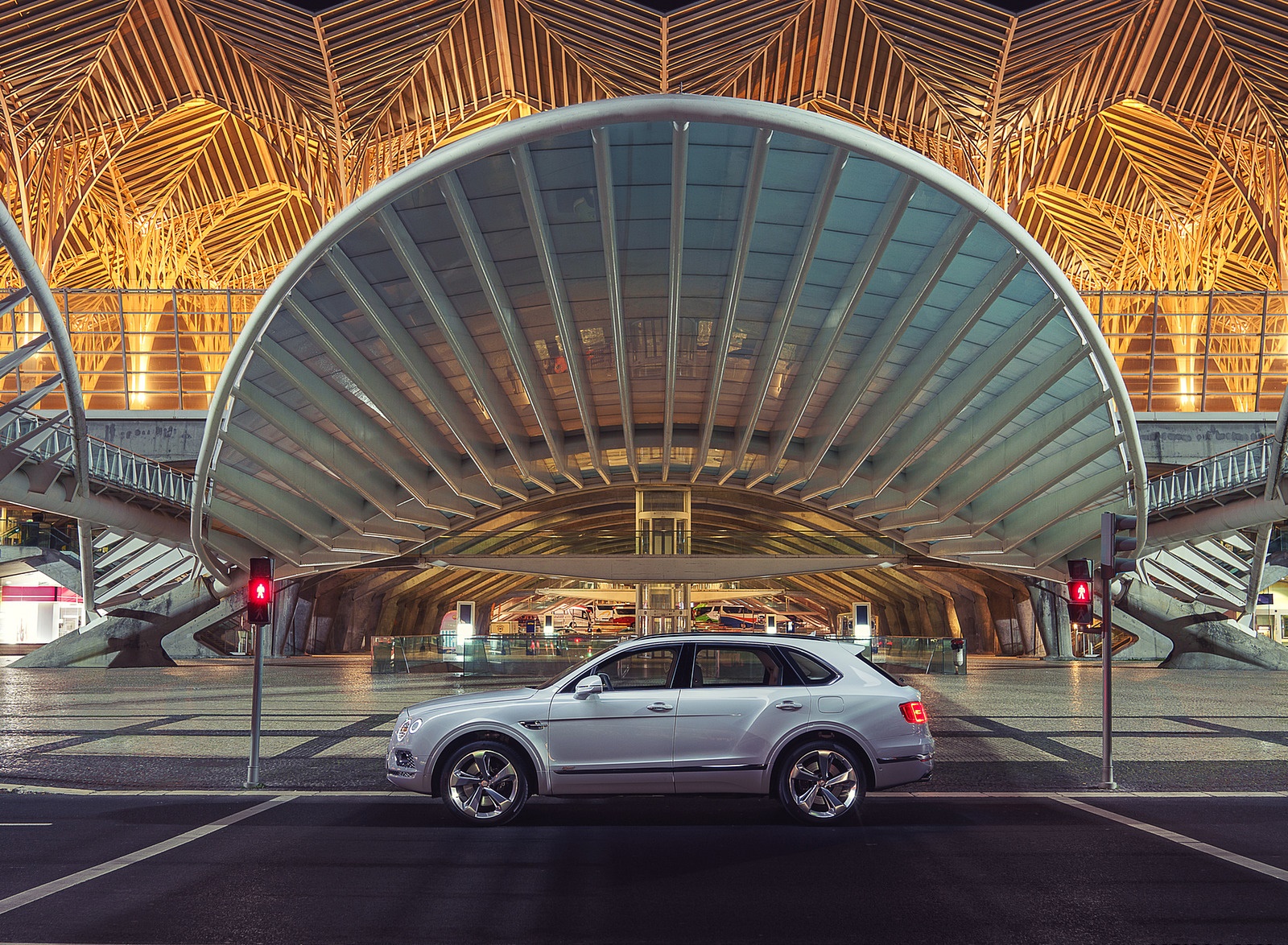2019 Bentley Bentayga Plug-in Hybrid Side Wallpapers #36 of 54