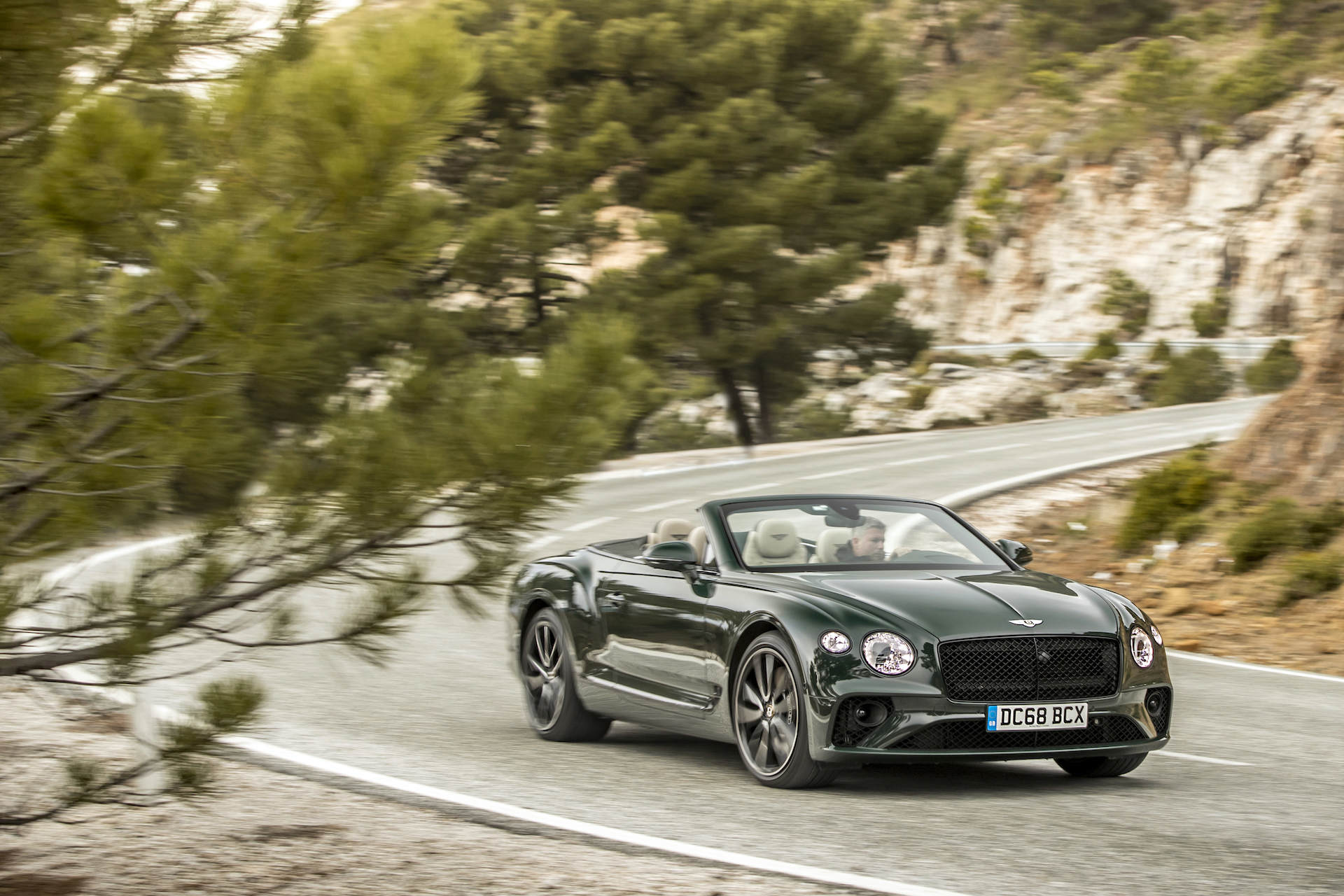 2019 Bentley Continental GT Convertible (Color: Verdant) Front Wallpapers #37 of 108