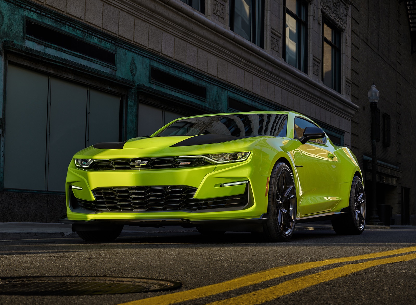2019 Chevrolet Camaro (Color: Shock) Front Wallpapers #147 of 148