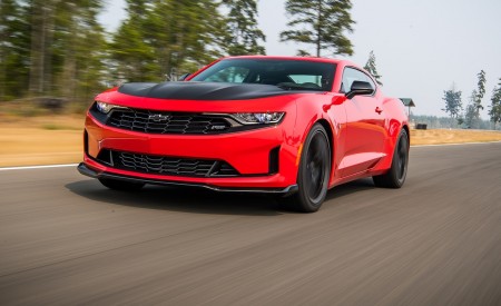 2019 Chevrolet Camaro Turbo 1LE Front Three-Quarter Wallpapers 450x275 (2)