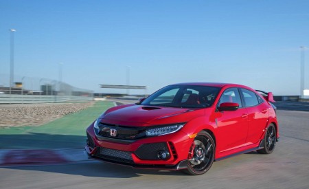 2019 Honda Civic Type R (Color: Rallye Red) Front Three-Quarter Wallpapers 450x275 (9)