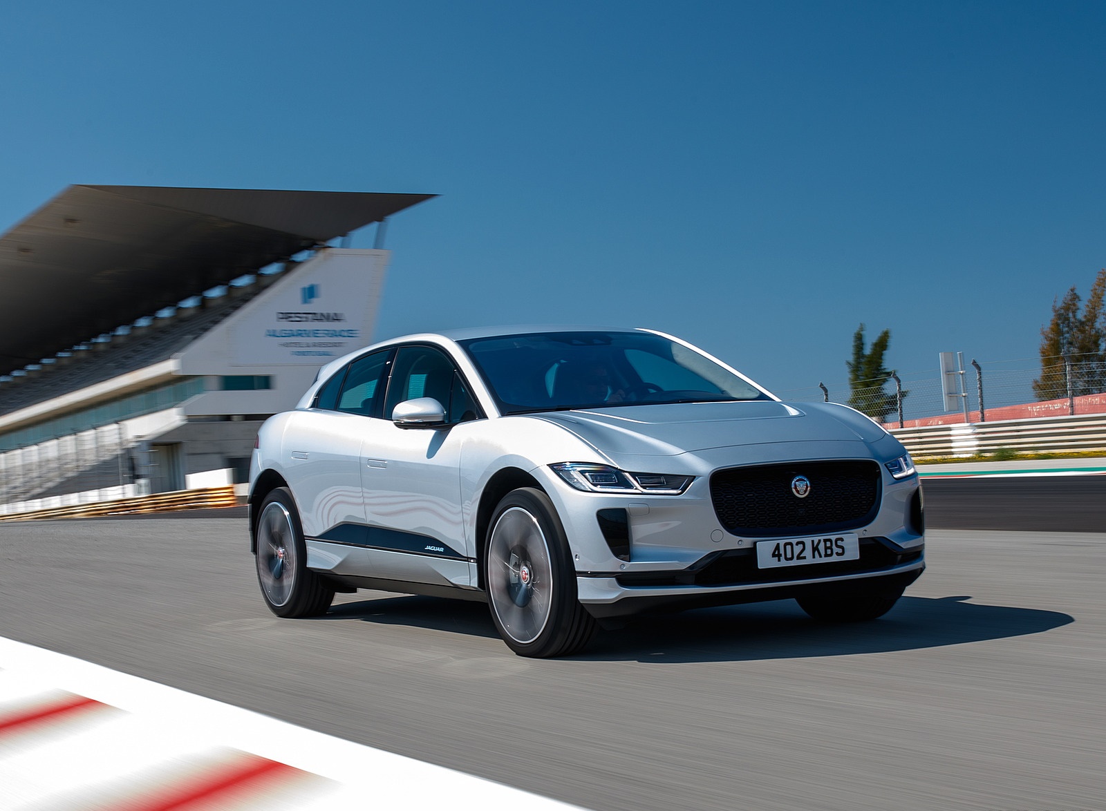 2019 Jaguar I-PACE (Color: Indus Silver) Front Three-Quarter Wallpapers #141 of 192